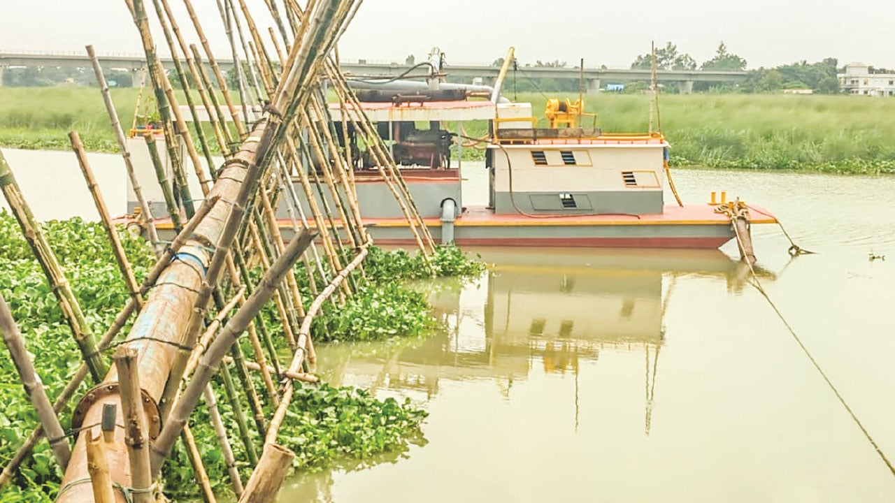 ধলেশ্বরী থেকে বালু উত্তোলনের অভিযোগ ছাত্রদল-যুবদলের বিরুদ্ধে