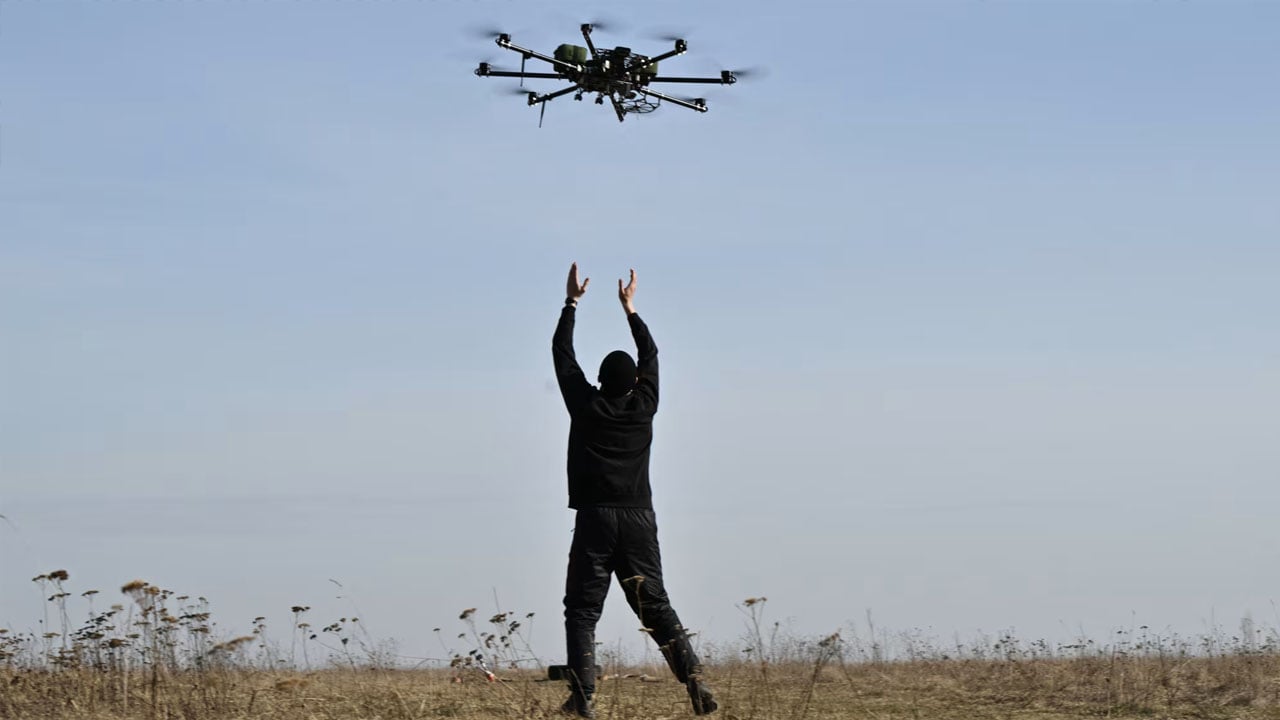 আধুনিক যুদ্ধ: ড্রোন-এআই’য়ে বদলে যাচ্ছে বৈশ্বিক সংঘাত