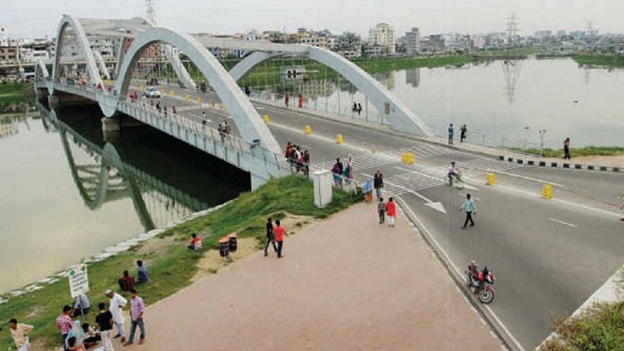 হাতিরঝিলে প্রকাশ্যে ছিনতাই, ছুরিকাঘাতে একজন আহত