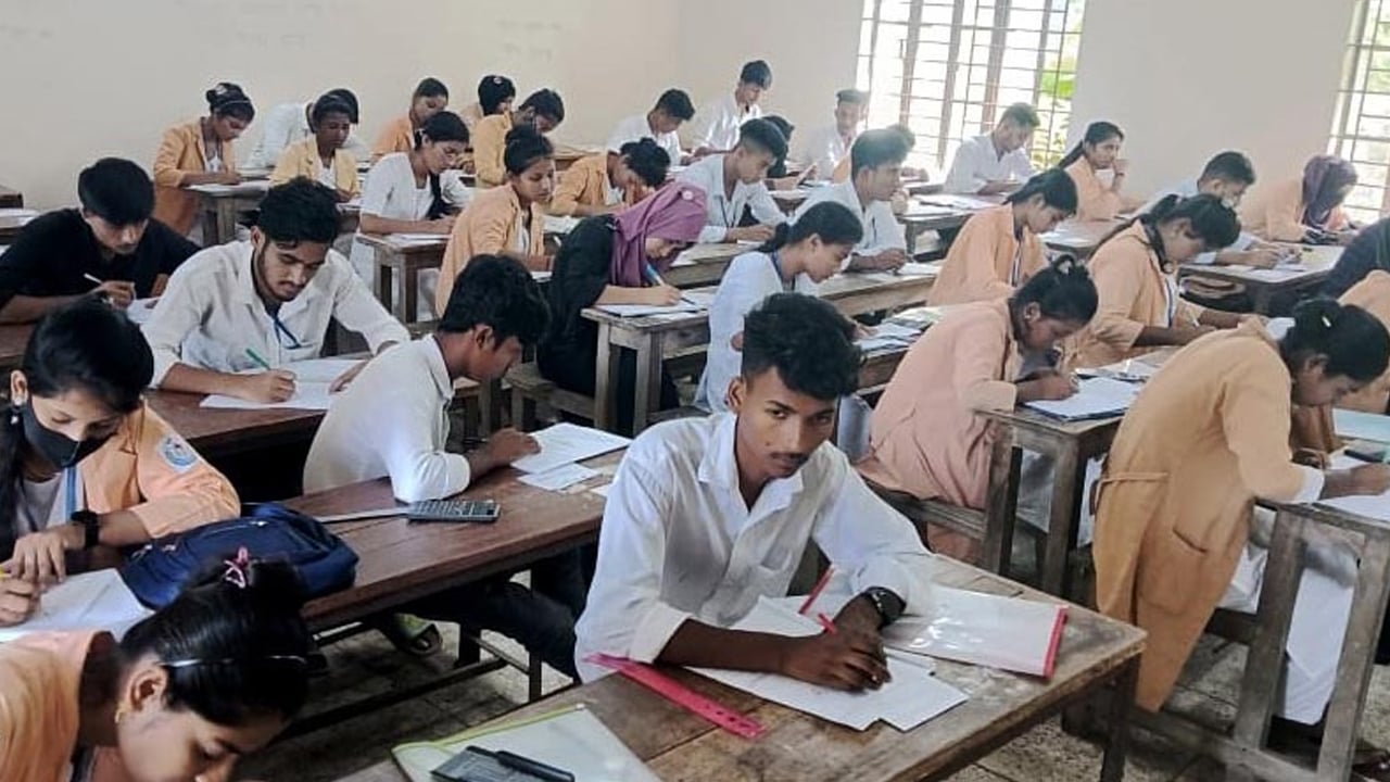 ছুটির দিনে বার্ষিক পরীক্ষা চলছে মাধ্যমিকে, রোববার থেকে প্রাথমিকে