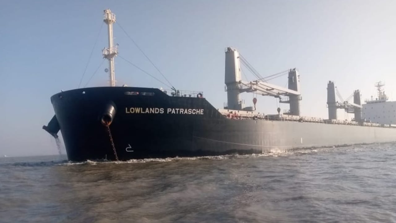 ৬০ হাজার টন গম নিয়ে মার্কিন জাহাজ চট্টগ্রামে