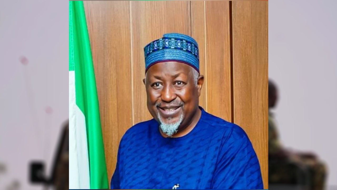 যে কারণে পদত্যাগ করলেন নাইজেরিয়ার প্রতিরক্ষামন্ত্রী