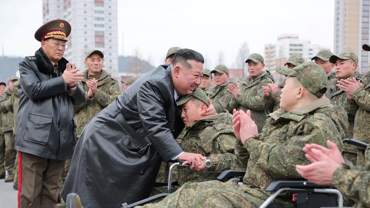 ইউক্রেন যুদ্ধ থেকে ফেরা সেনাদের স্বাগত জানালেন কিম
