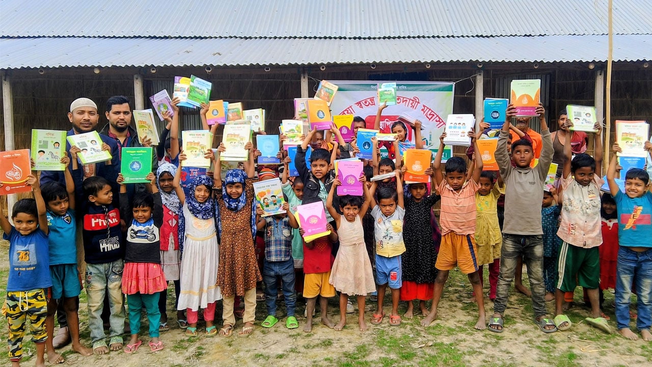 বছরের প্রথম দিনে নতুন বই পেয়ে উচ্ছ্বসিত ইবতেদায়ী শিক্ষার্থীরা