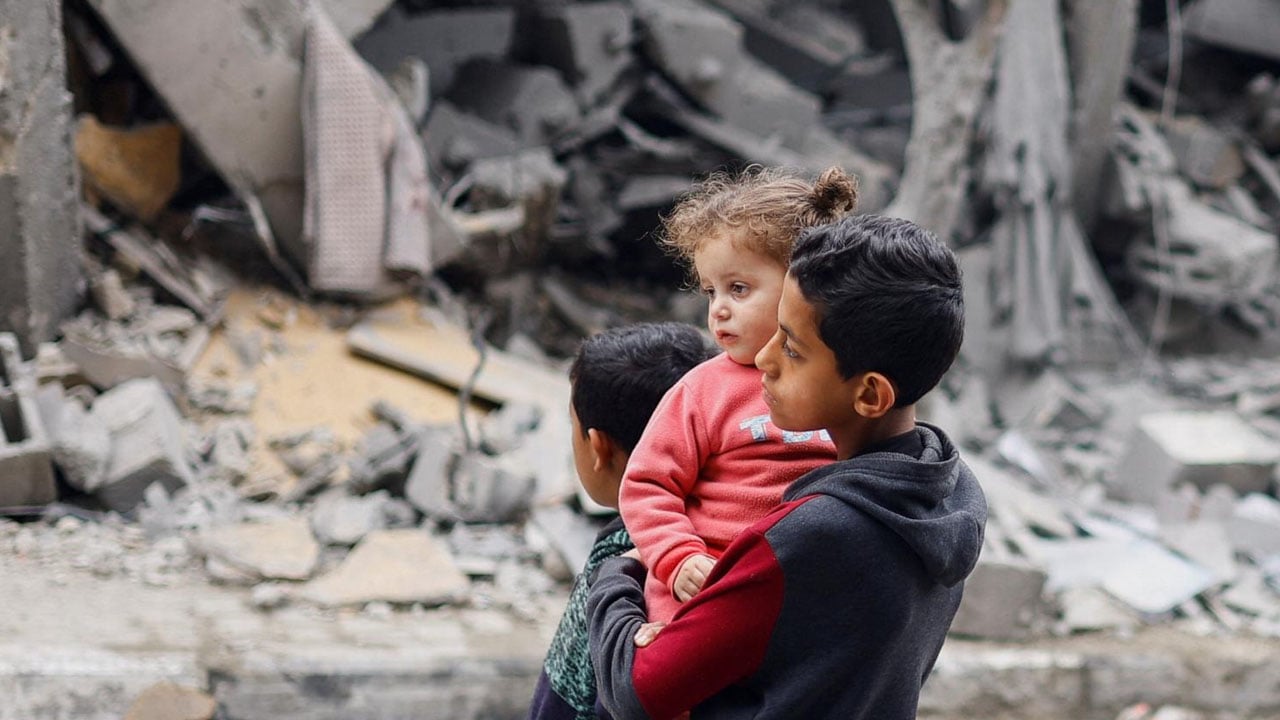 গাজায় শিশুদের নীরব ট্র্যাজেডি, বিস্ফোরণে হারাচ্ছে কণ্ঠ