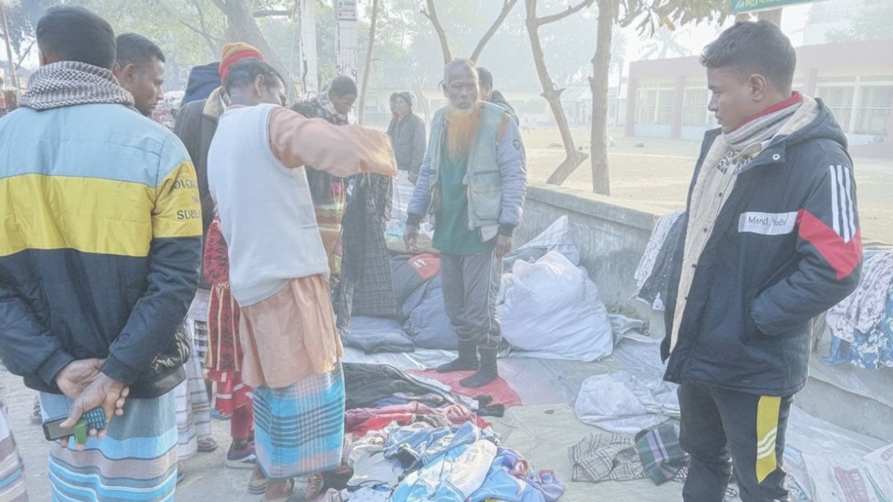 হাড় কাঁপানো শীতে বিপর্যস্ত তারাগঞ্জের নিম্ন আয়ের মানুষ