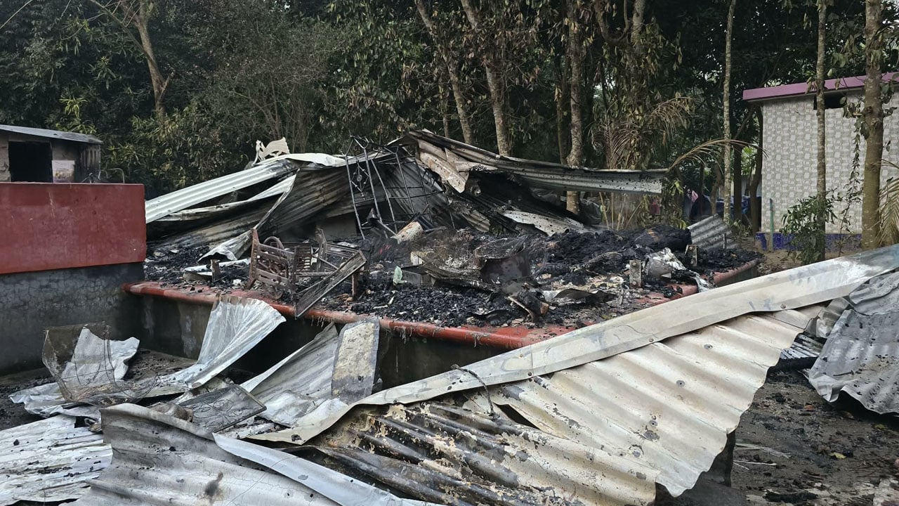 আধিপত্য বিস্তারকে কেন্দ্র করে ১৩ বাড়িতে অগ্নিসংযোগ