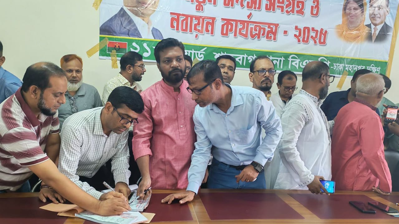 ঢাবির প্রশাসনিক ভবনে চলছে শাহবাগ থানা বিএনপির কার্যক্রম