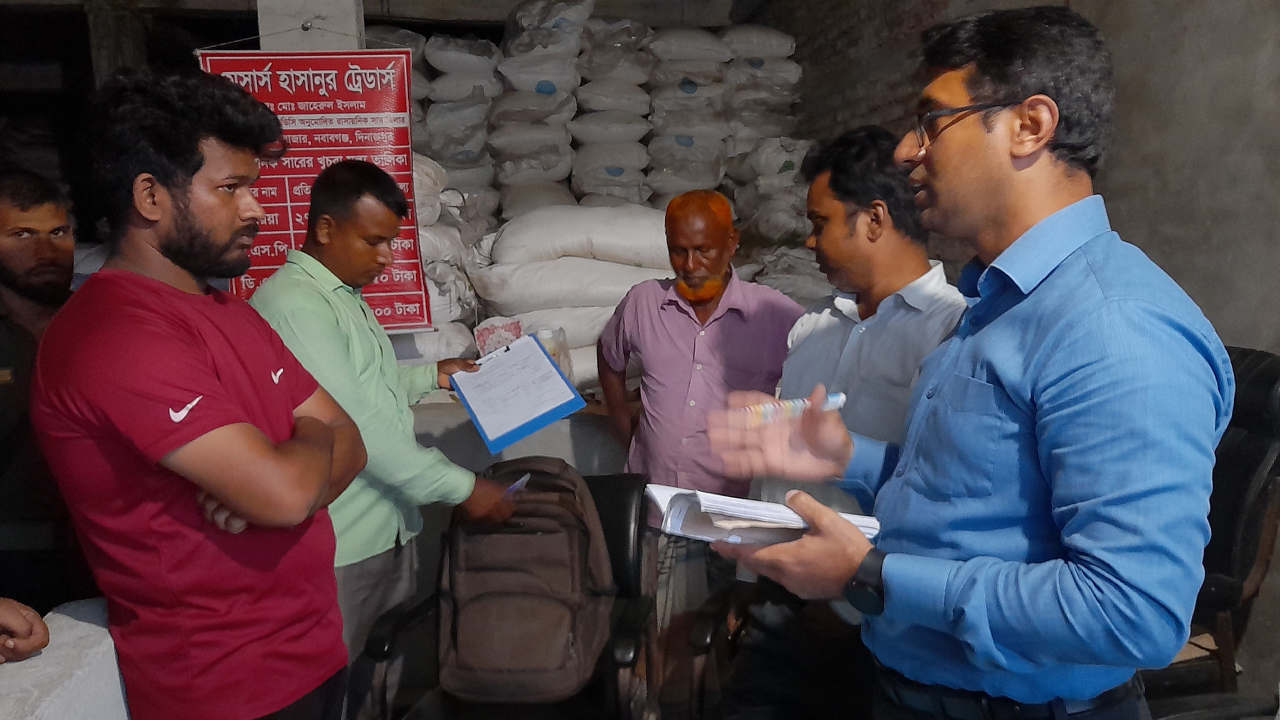 সার বিক্রয়ে অনিয়ম: ভ্রাম্যমাণ আদালতে ডিলারকে জরিমানা