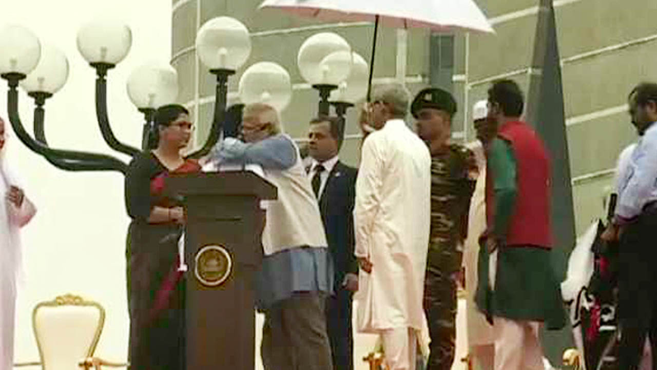 নাহিদকে জড়িয়ে ধরলেন প্রধান উপদেষ্টা