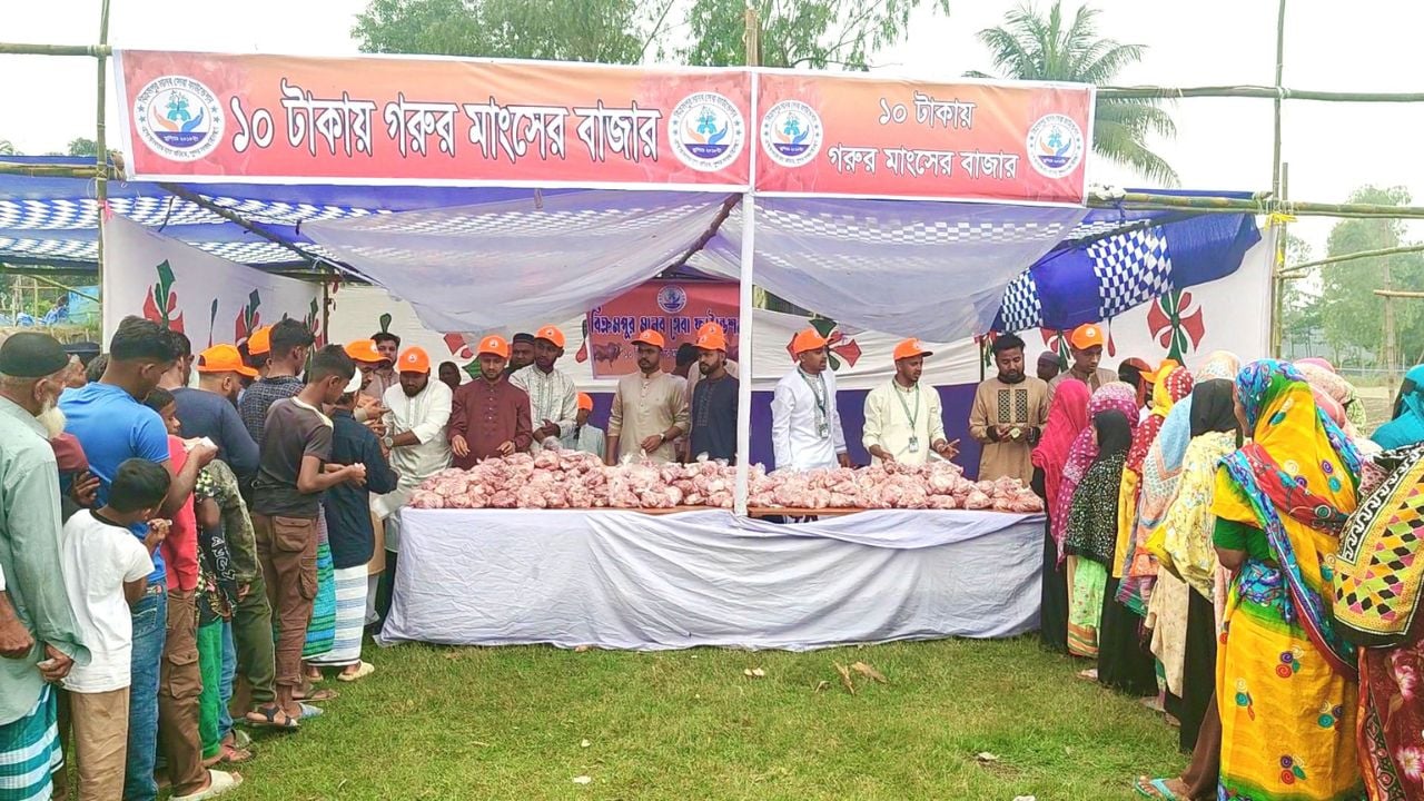 ১০ টাকা কেজি গরুর মাংস পেয়ে খুশি ৫২৩টি পরিবার