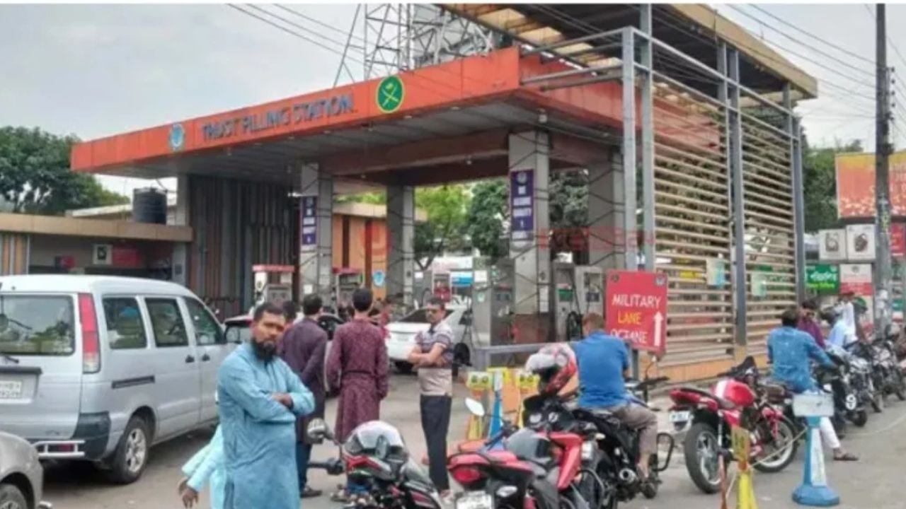 রাজধানীতে ঈদের দিনও তেল নিতে দীর্ঘ লাইন