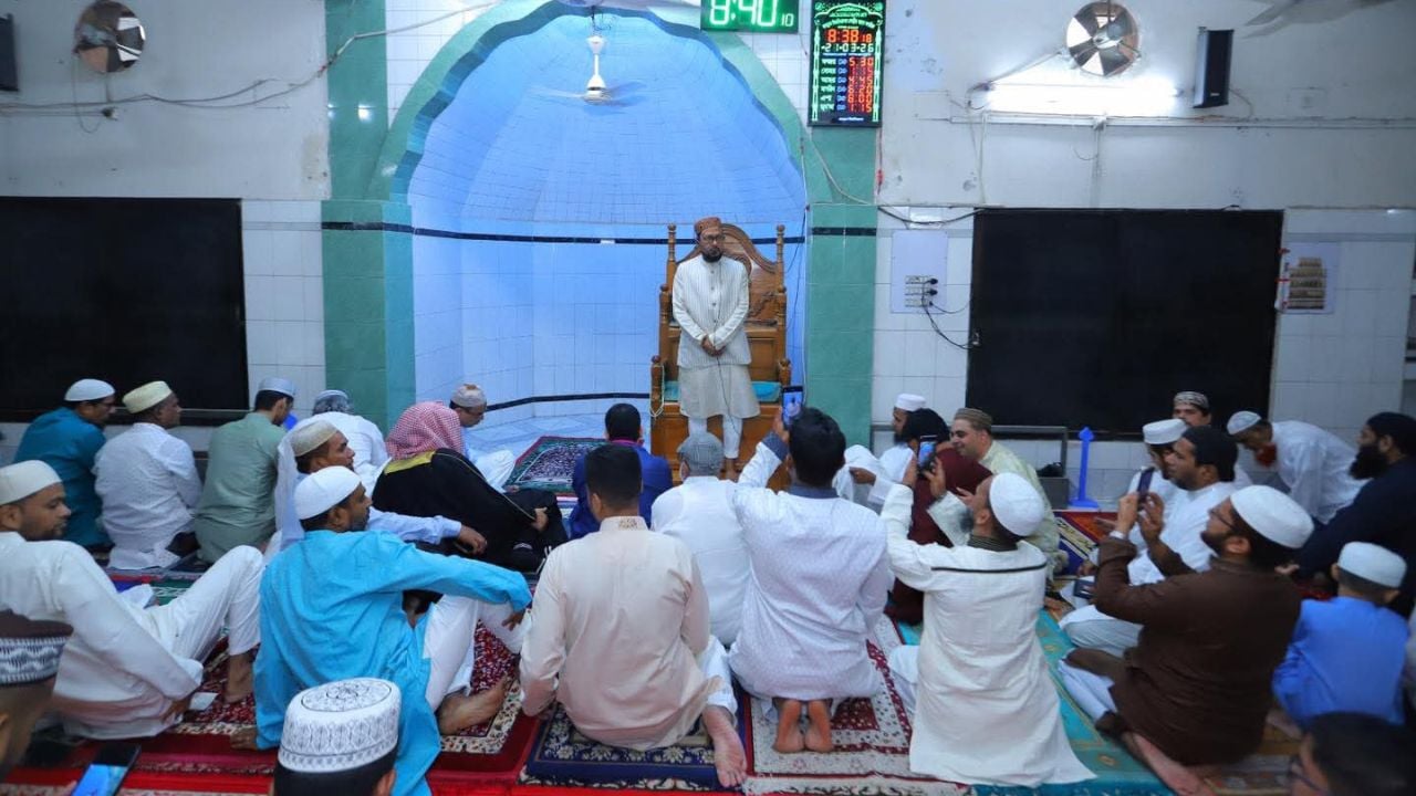 জবি উপাচার্যের ইমামতিতে ঈদের জামায়াত