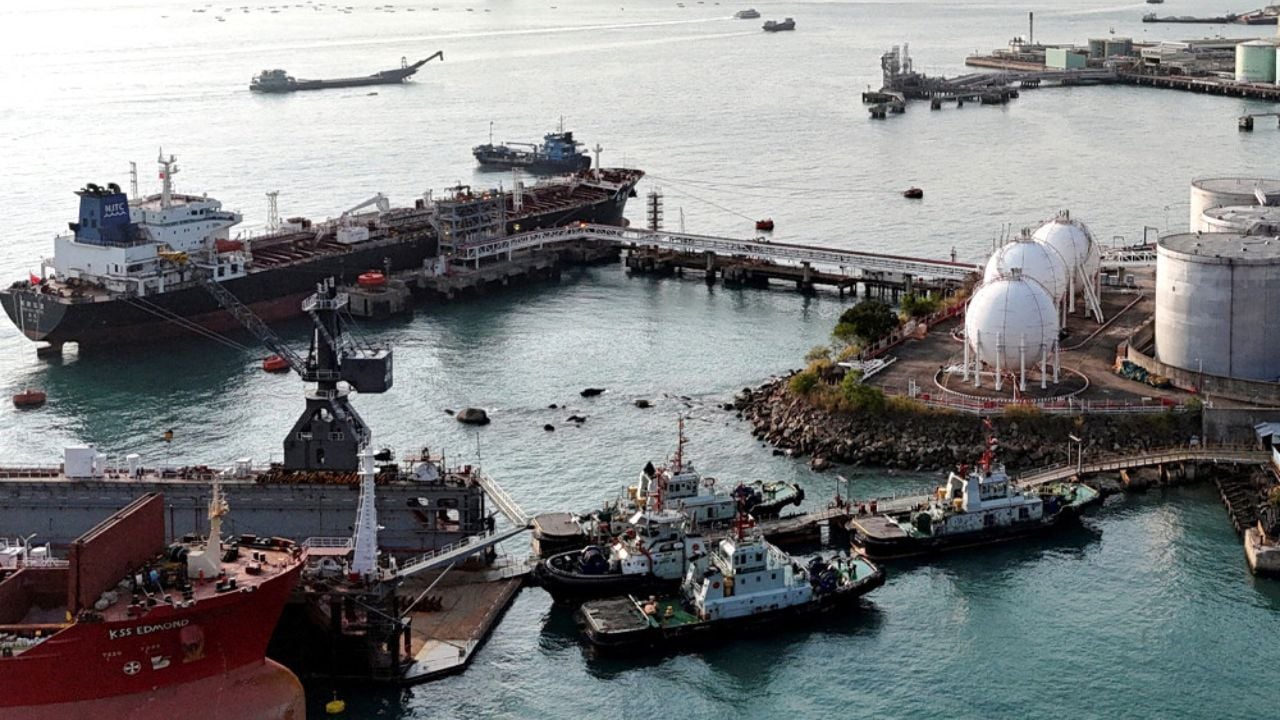 বাজারে আসছে ১৭ কোটি ব্যারেল ইরানি তেল