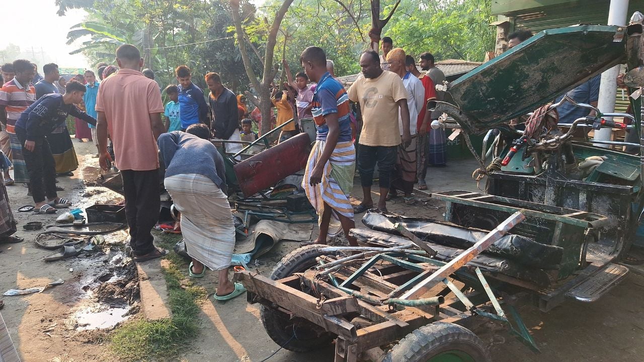 লালপুরে বালুবাহী ট্রাকের চাপায় নিহত ৩, আহত ৪