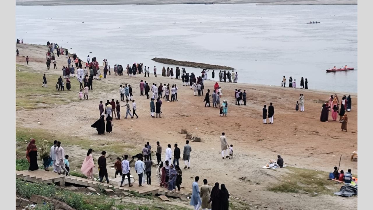 গোদাগাড়ীতে পদ্মার চরে বিনোদনপ্রেমীদের উপচেপড়া ভিড়