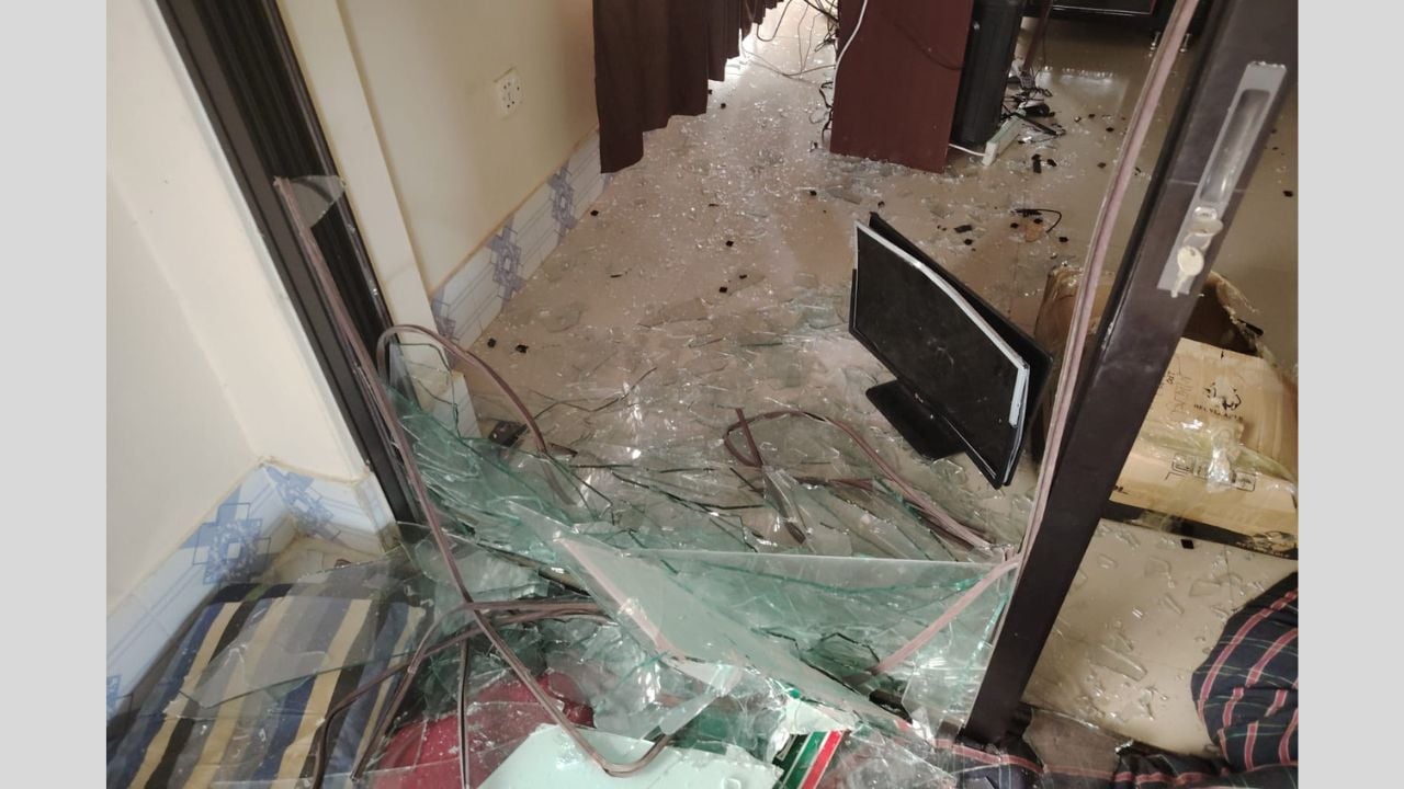 তানোরে সাবেক মেয়রের প্রতিষ্ঠানে ভাঙচুর, যুবক আটক