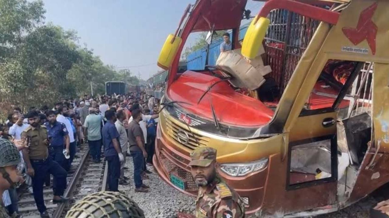 তিন জেলায় পৃথক সড়ক দুর্ঘটনায় নিহত ১৯