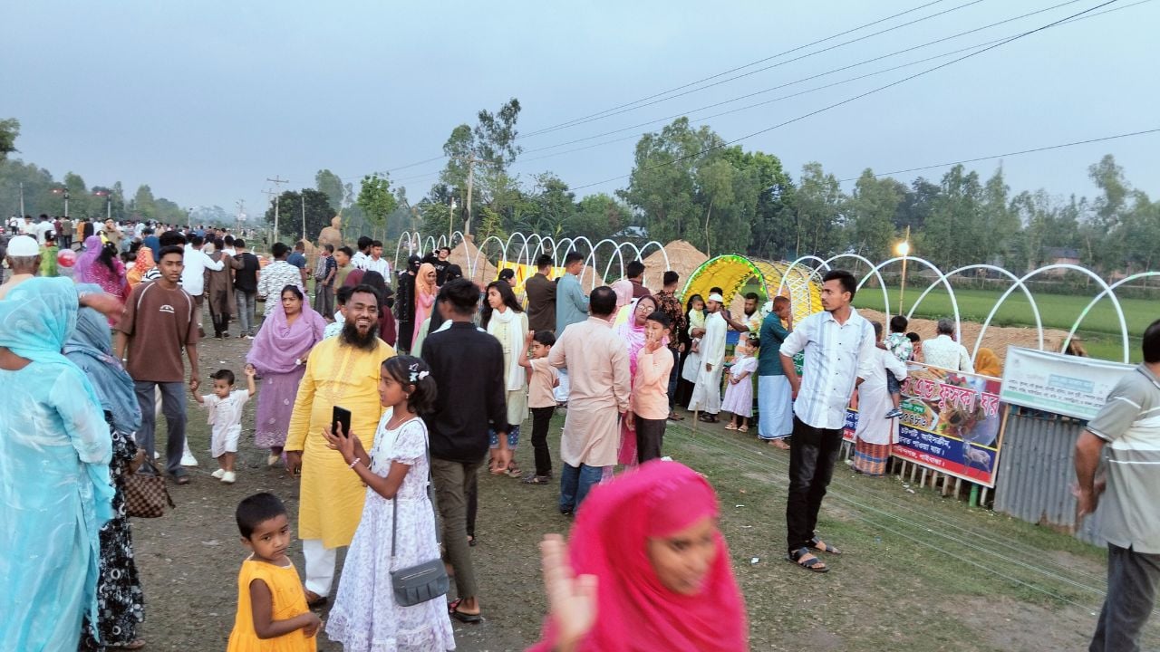 সাঘাটায় আলাই বাঙালি নদীর ধারে সৌন্দর্য পিপাসুদের ভিড়