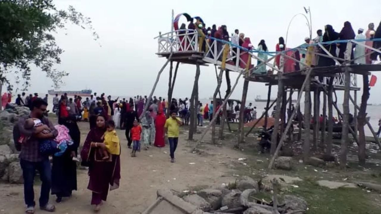 ‎রায়পুরে মেঘনা পাড়ে বিনোদনপ্রেমীদের ঢল