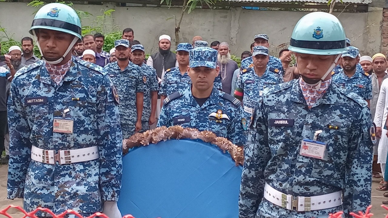 মাইলস্টোন ট্রাজেডি: রাইসা মনির কবরে বিমান বাহিনীর শ্রদ্ধা