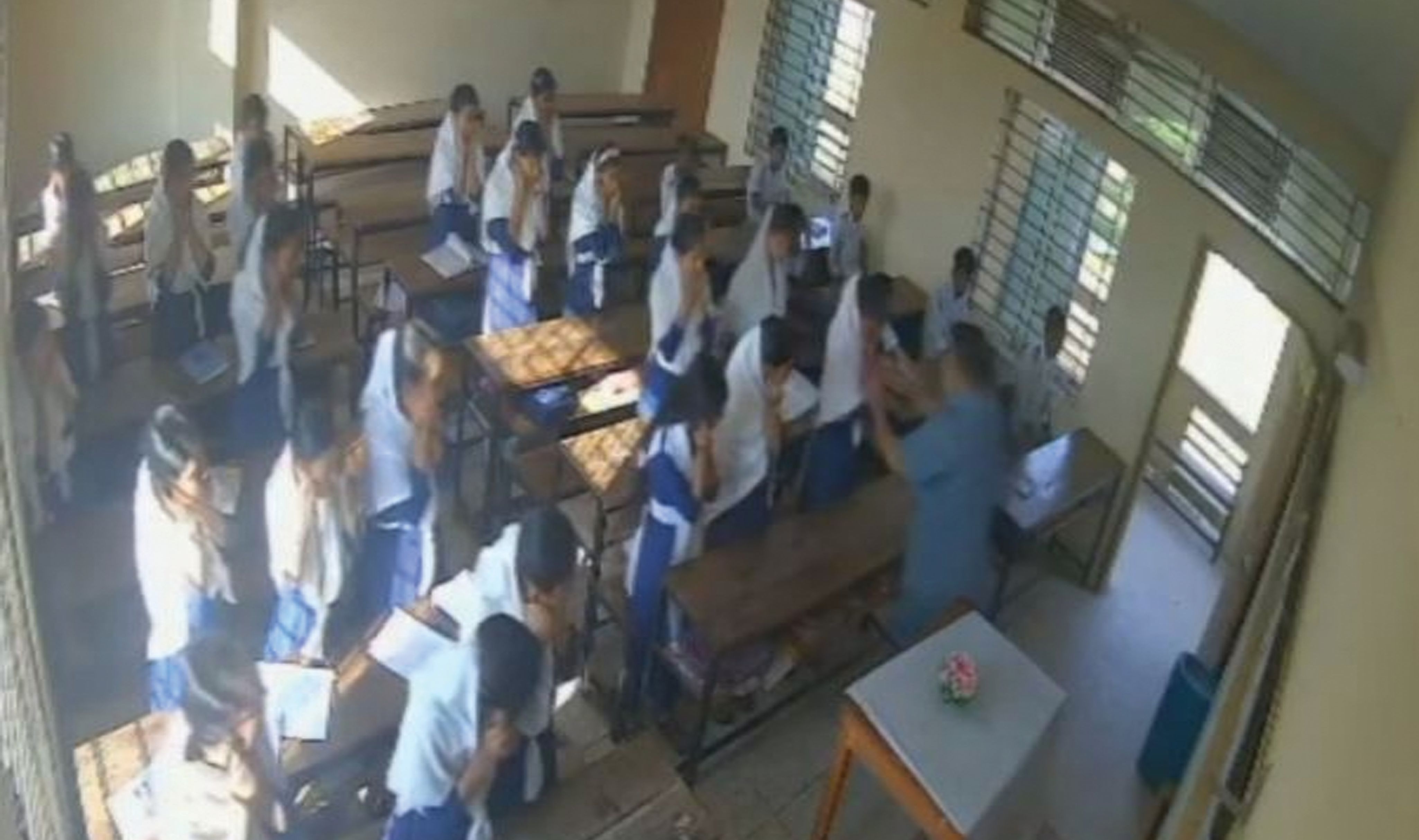 ক্লাসে ঢুকে ডাস্টার দিয়ে ছাত্রীর মাথা ফাটালেন প্রধান শিক্ষক