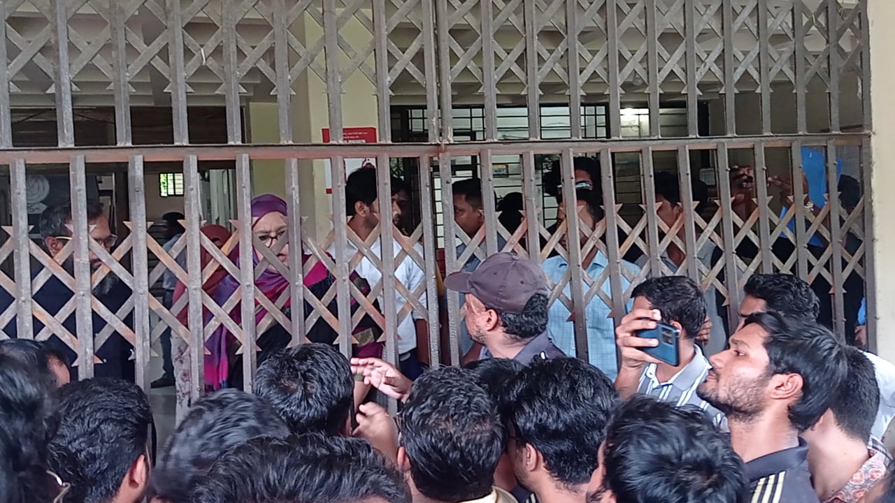 শিক্ষক নিয়োগের দাবিতে কুবির প্রশাসনিক ভবনে তালা