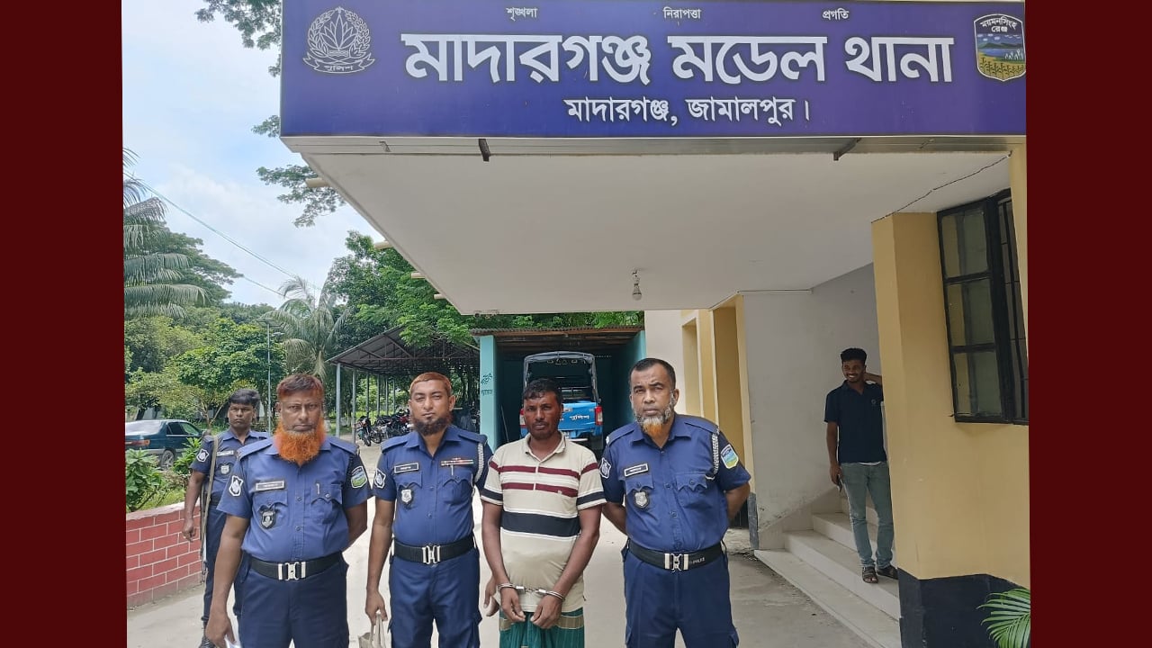 মাদারগঞ্জে আসামি ছিনতাই মামলায় বিএনপি নেতা গ্রেপ্তার