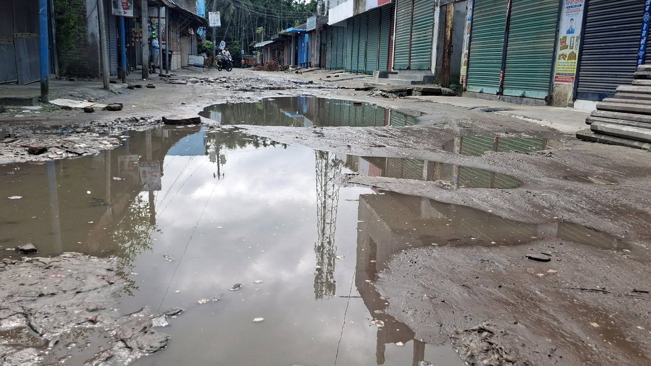 ফরিদগঞ্জ বিরামপুর বাজার সড়কে ঠিকাদারের অবহেলায় জনদুর্ভোগ চরমে