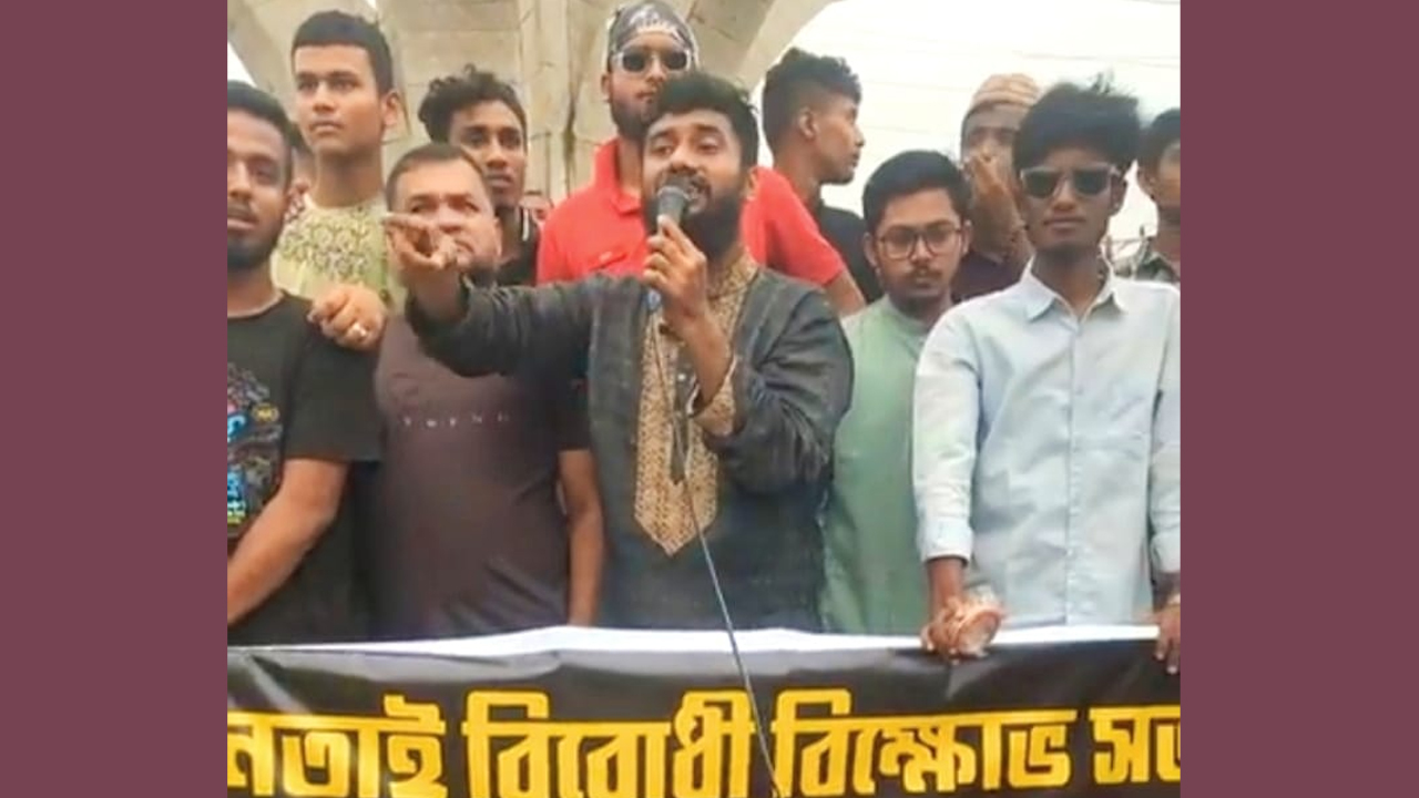 ওসিকে শাড়ি-চুড়ি উপহার