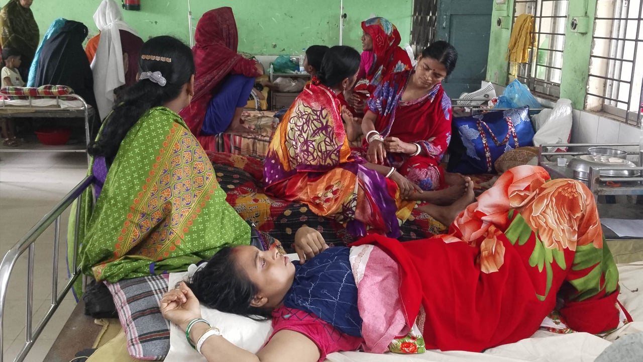 সম্ভ্রম বাঁচাতে ছাদ থেকে লাফিয়ে আহত গৃহবধূ
