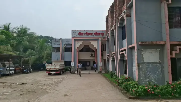 চাকরি পৌরসভায়, কাজ করেন প্রশাসকের বাসায়