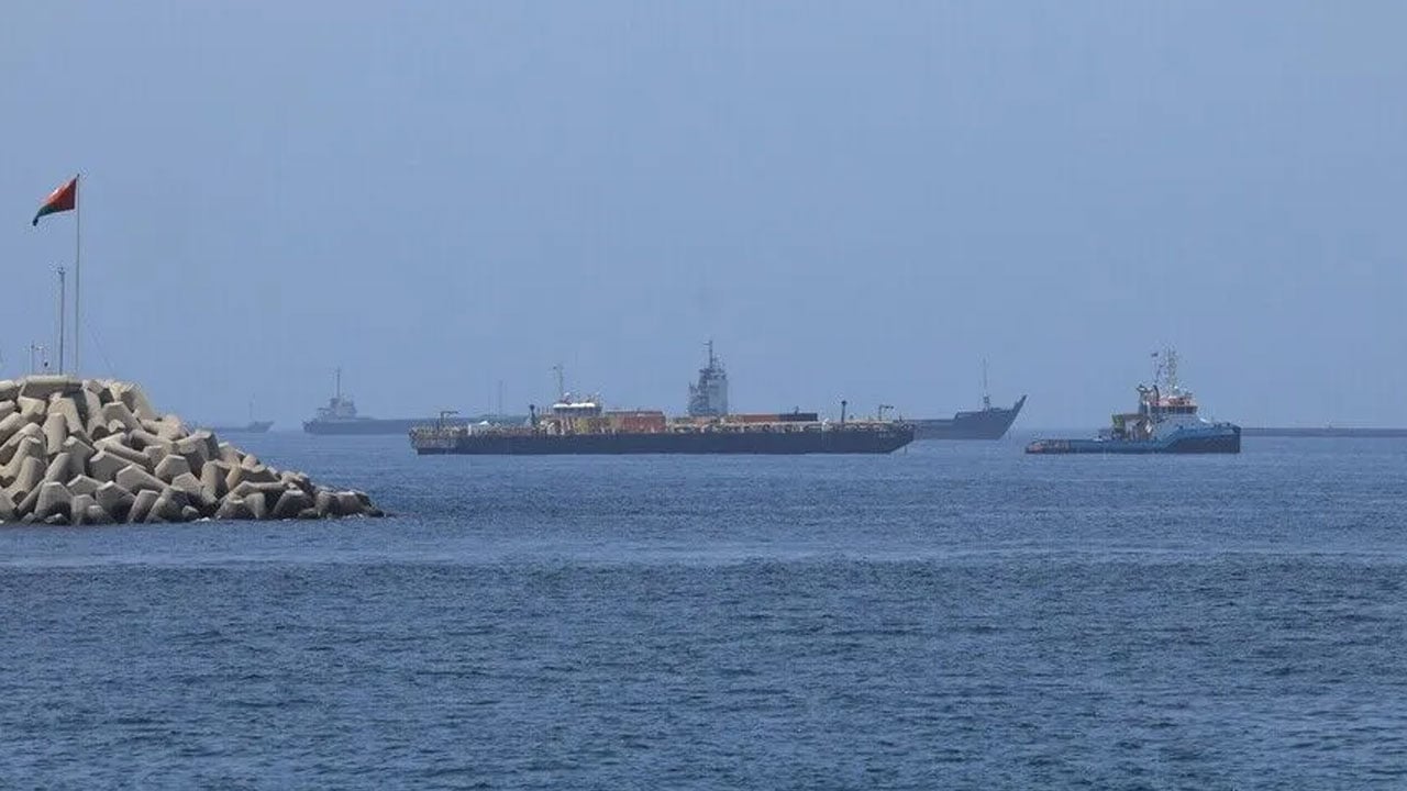 হরমুজে আটকা পড়েছেন ৬ হাজার নাবিক, সংযমের আহ্বান আইএমও প্রধানের