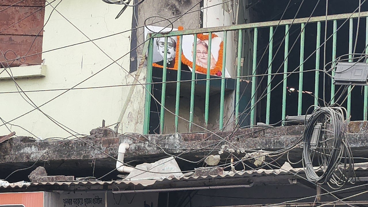 নির্বাচনের পরই খুলনায় কার্যক্রম নিষিদ্ধ আ.লীগের উপস্থিতি