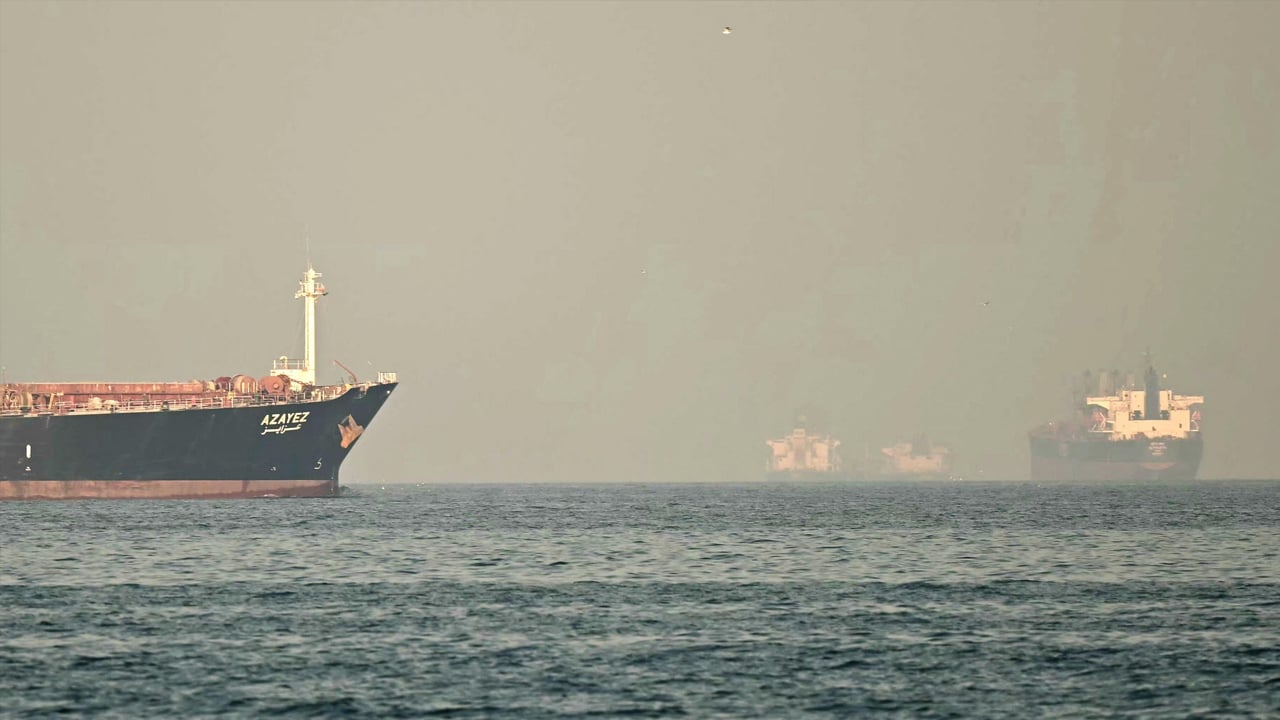 আরব আমিরাত উপকূলে জাহাজে অজ্ঞাত বস্তুর আঘাত