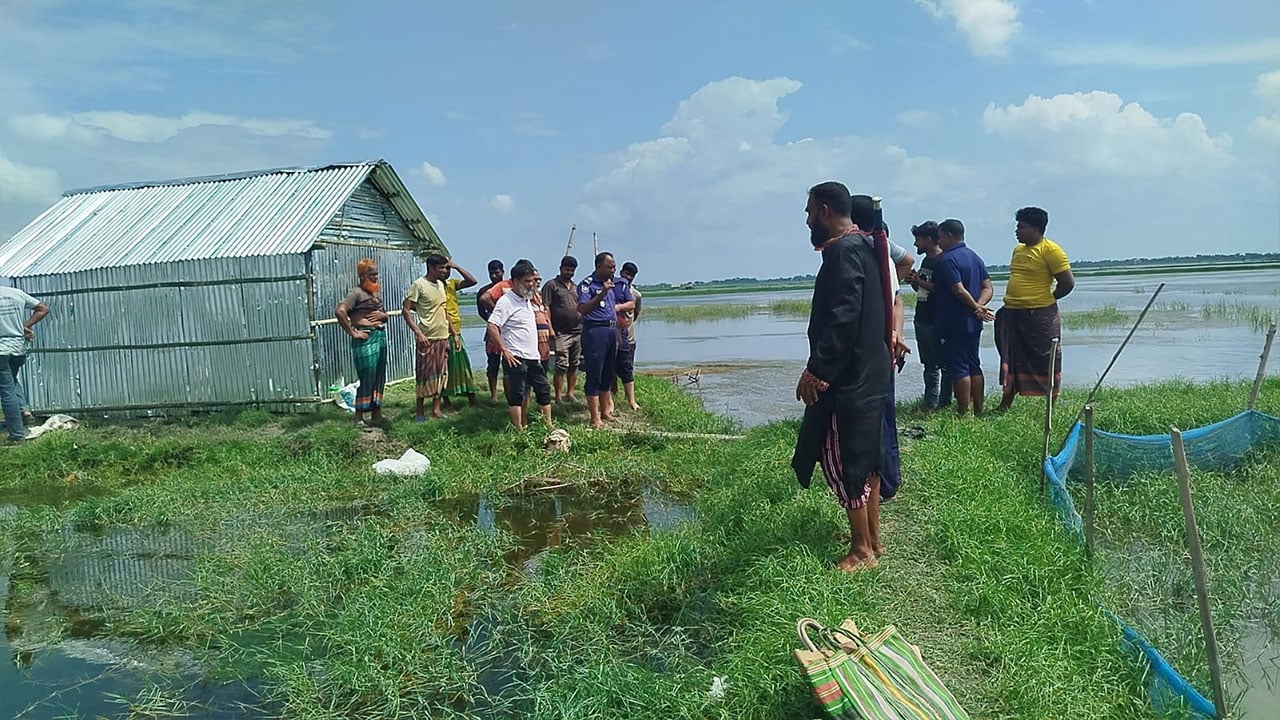 আ.লীগ নেত্রীর দখলে থাকা জমি ফেরত পেল প্রবাসীর পরিবার