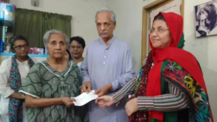 ভাষা সৈনিক আব্দুল মতিনের অসুস্থ সহধর্মিণীকে দেখতে গেলেন সংস্কৃতিমন্ত্রী