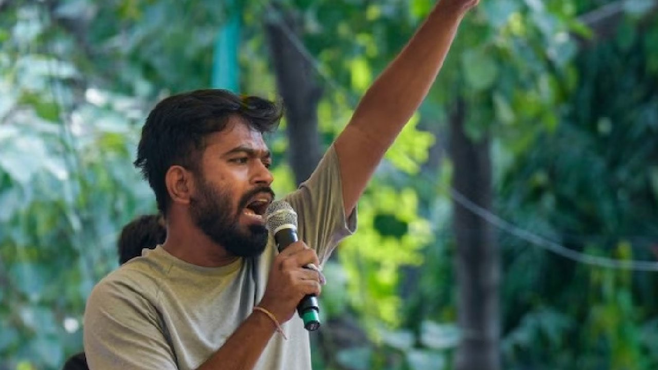 এবার মহারাষ্ট্রের স্কুল শিক্ষামন্ত্রীর পদত্যাগ চাইলেন ককরোচ প্রধান