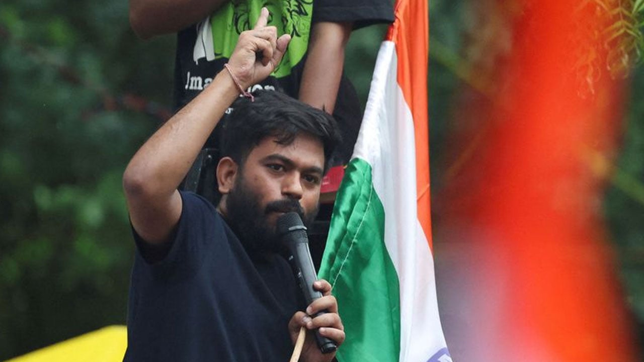 ‘ভারতে গোয়ালঘরে’ স্কুল দেখতে গিয়ে হামলার শিকার ককরোচ পার্টি