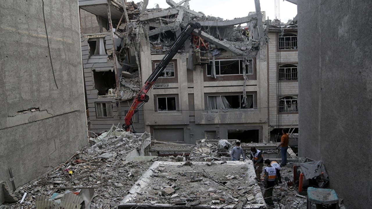 আবুধাবিতে ক্ষেপণাস্ত্র ভূপাতিত, ধ্বংসাবশেষে ৫ ভারতীয় আহত