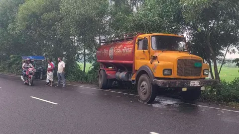 সিরাজগঞ্জে পৃথক সড়ক দুর্ঘটনায় নিহত ২, চালক আটক
