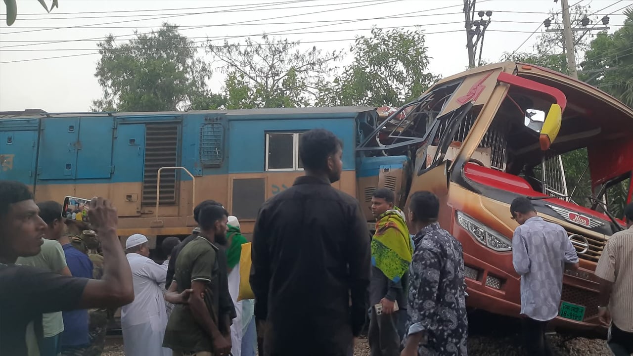 কুমিল্লায় বাস-ট্রেন সংঘর্ষে নিহত অন্তত ৮