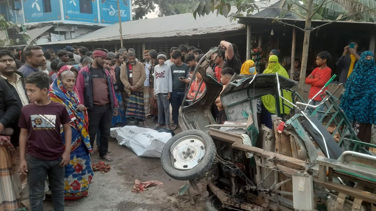 বাস-অটোরিকশা সংঘর্ষে ৩ জন নিহত, মহাসড়ক অবরোধে যানজট