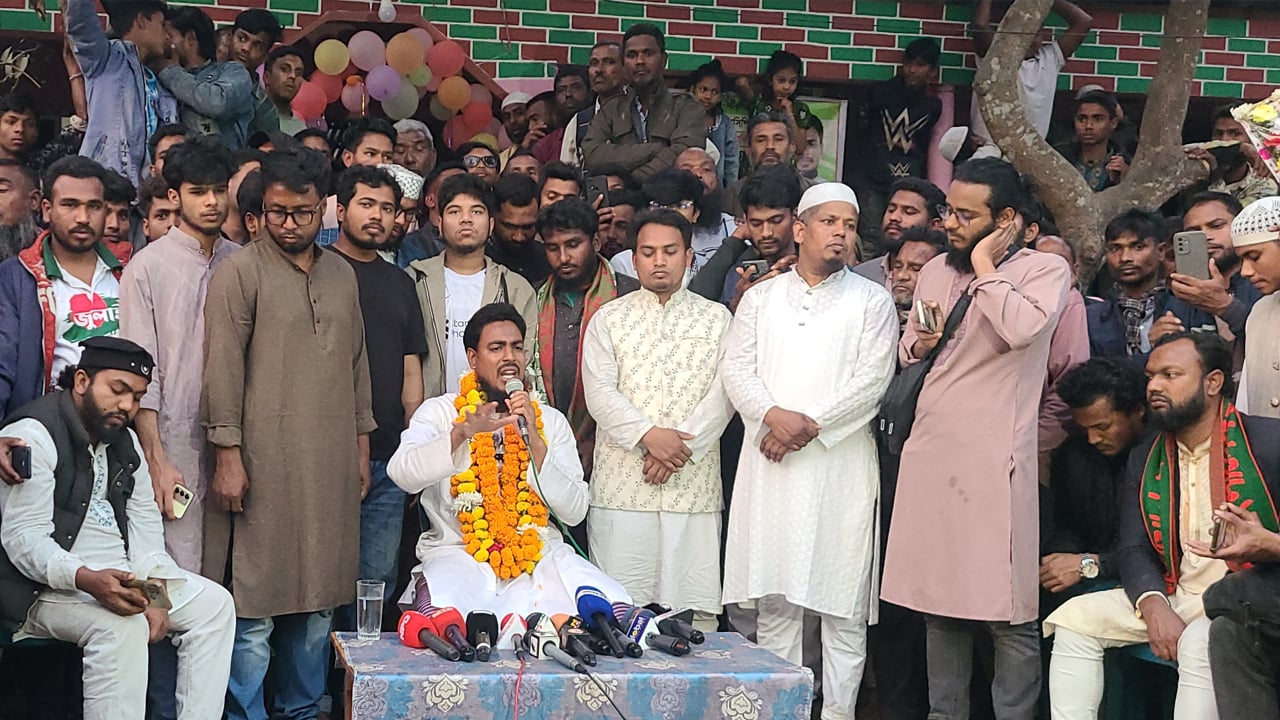 ভোটে হেরে ওরা উম্মাদের মতো আচরণ করছে: আখতার হোসেন