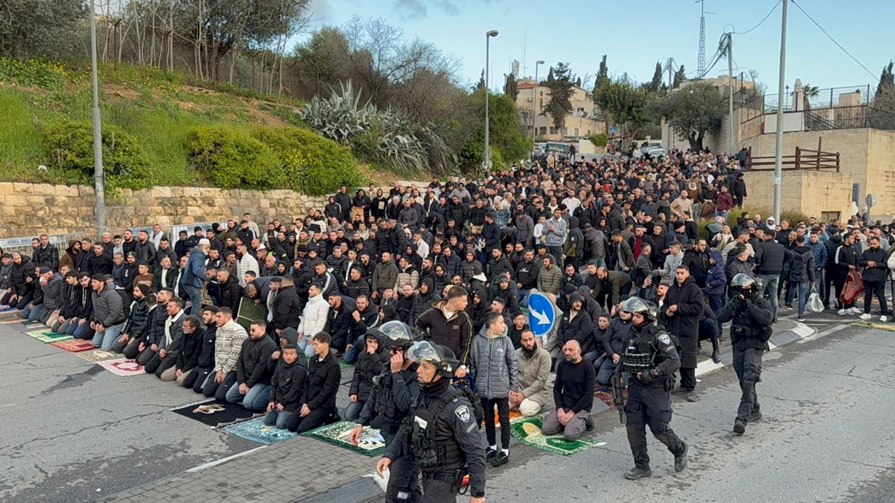 আল-আকসায় প্রবেশে ইসরাইলি বাধা, রাস্তায় ঈদের নামাজে ফিলিস্তিনিরা