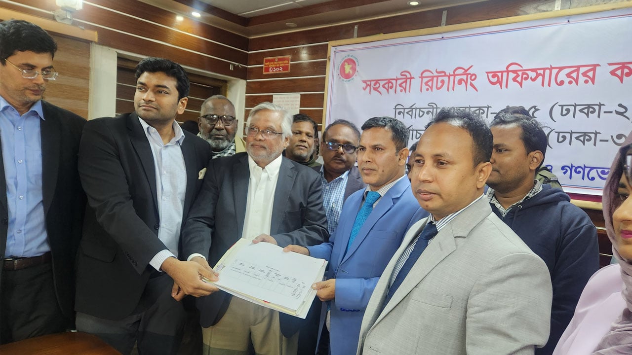 ঢাকা-২ আসনে মনোনয়নপত্র জমা দিলেন আমান উল্লাহ আমান