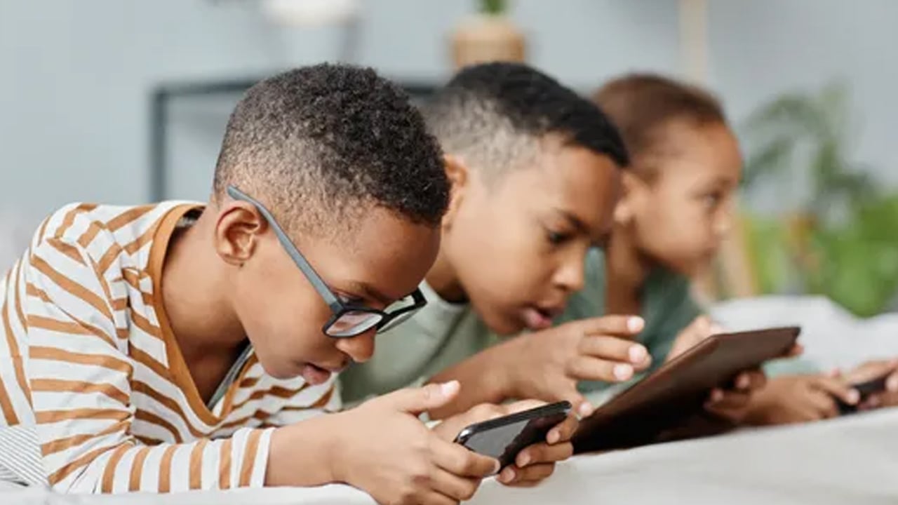 আরব আমিরাতে সন্তানের অনলাইন নজরদারি এখন আইনি দায়িত্ব