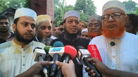 সার ডিলার নিয়োগে দুর্নীতি, ডিসিসহ সংশ্লিষ্টদের শাস্তি দাবি এমপি আমির হামজার
