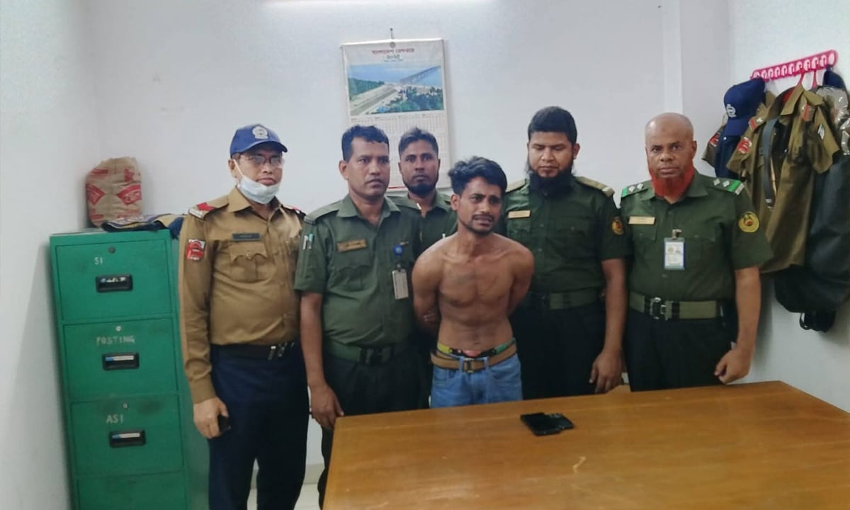 আনসারের অভিযানে ছিনতাইকারী গ্রেপ্তার, যাত্রীদের মোবাইল উদ্ধার