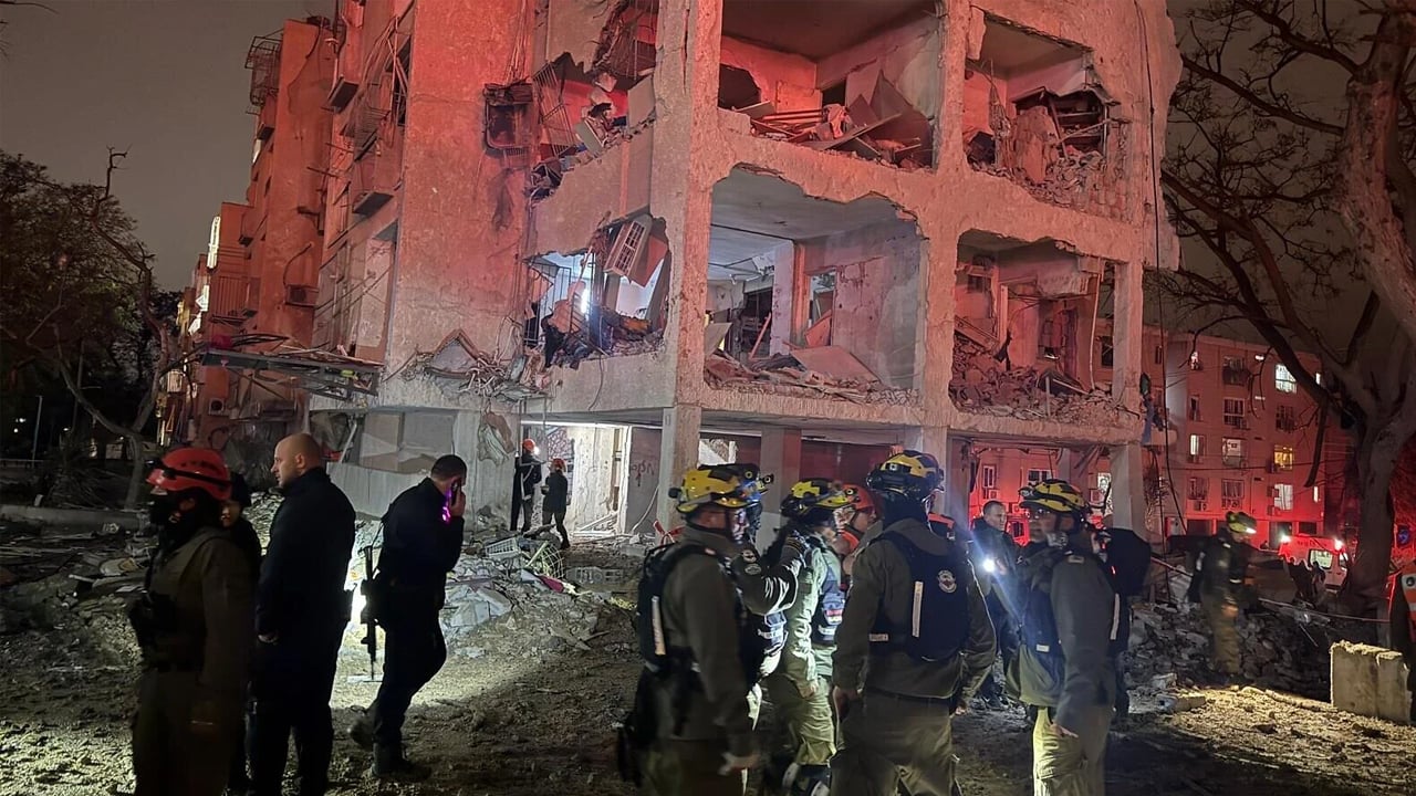 প্রতিরক্ষা ভেদ করে ইসরাইলে ইরানের ক্ষেপণাস্ত্র, আহত ৭৫